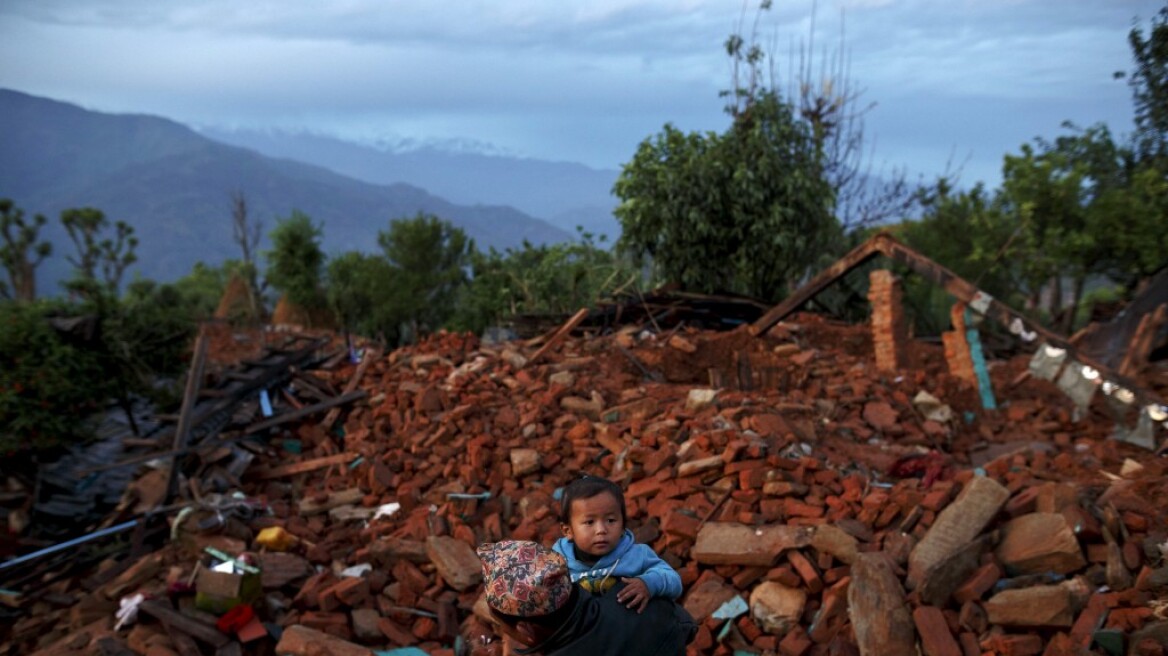Οργή και απόγνωση στο Νεπάλ - Στους 5.489 οι νεκροί